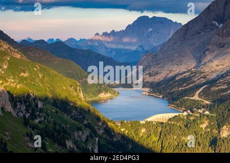 Lago di Fedaia (Fedaia See) und im Hintergrund Monte Civetta Berg. Die Dolomiten bei Sonnenuntergang. Italienische Alpen. Europa. Stockfoto