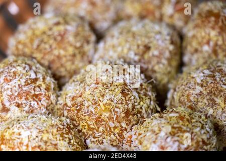 Traditionelle türkische Karotten erfreuen Cezerye, selektive Fokus. Süße Bälle Stockfoto