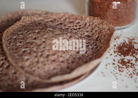 Trichter aus Fingerhirse auch bekannt als Ragi in Indien. Hausgemachte gesunde Lebensmittel auf weißem Hintergrund geschossen. Stockfoto