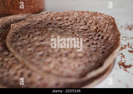 Trichter aus Fingerhirse auch bekannt als Ragi in Indien. Hausgemachte gesunde Lebensmittel auf weißem Hintergrund geschossen. Stockfoto