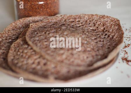 Trichter aus Fingerhirse auch bekannt als Ragi in Indien. Hausgemachte gesunde Lebensmittel auf weißem Hintergrund geschossen. Stockfoto