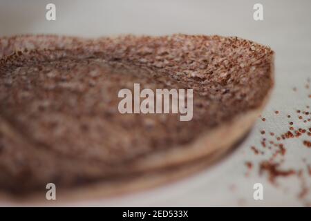 Trichter aus Fingerhirse auch bekannt als Ragi in Indien. Hausgemachte gesunde Lebensmittel auf weißem Hintergrund geschossen. Stockfoto