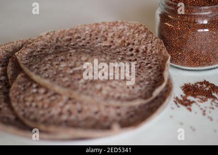 Trichter aus Fingerhirse auch bekannt als Ragi in Indien. Hausgemachte gesunde Lebensmittel auf weißem Hintergrund geschossen. Stockfoto