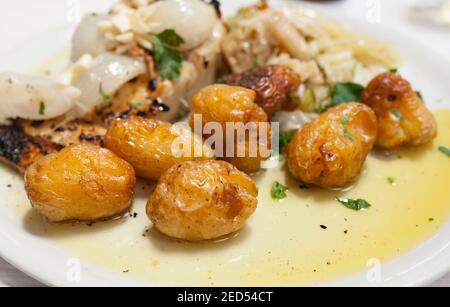 Gerösteter Kabeljau mit Kartoffeln oder Bacalhau a Bras. Traditionelle portugiesische Küche Stockfoto