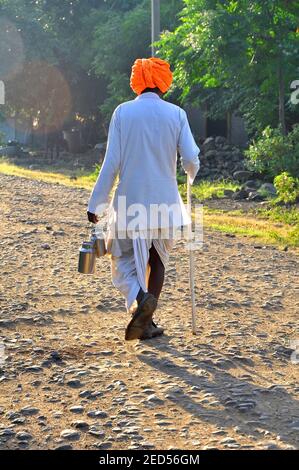 Eine vertikale Aufnahme eines alten Mannes, der eine Orange trägt Turban Stockfoto