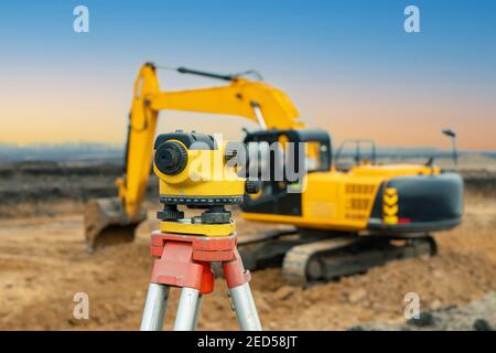 Landvermesser Ausrüstung Siebenkämpferin oder Theodolit im Freien auf Baustelle Stockfoto