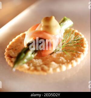 Prosciutto & Spargel auf einem Cracker Stockfoto