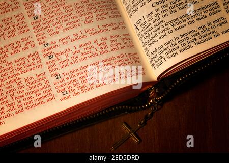 Nahaufnahme der Heiligen Bibel, King James Version, offen für das Buch der Offenbarung nach St. Johannes dem Göttlichen. Stockfoto