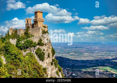 La Rocca, auch bekannt als Guaita oder Prima Torre, ist die größte und älteste der drei Festungen, die die Stadt San Marino dominieren Stockfoto