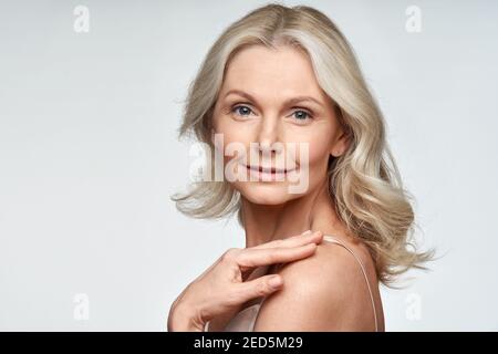Attraktive reife Frau isoliert auf weißen Werbung Hautpflege Behandlung. Stockfoto