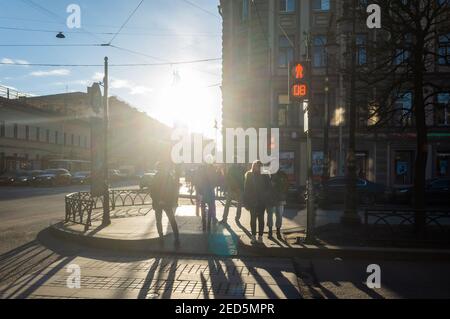 30. März 2019 St. Petersburg, Russland. Passanten warten auf eine Verkehrsampel an einem Fußgängerübergang an einer stark befahrenen Kreuzung im City Cent Stockfoto