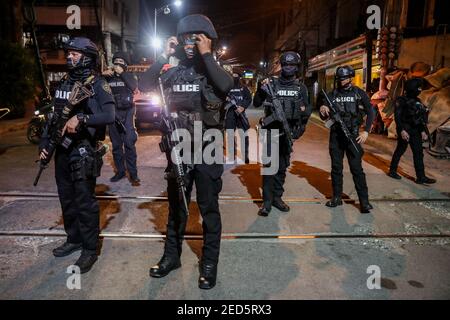 Polizisten bereiten sich auf eine totale Sperre im Sampaloc Bezirk in Manila, Philippinen vor 23. April 2020. Der Stadtgovenment von Manila stellte den Stadtteil Sampaloc unter eine 48-stündige "harte Sperre" als Ffor, um die Ausbreitung von COVID-19 zu bekämpfen. Stockfoto