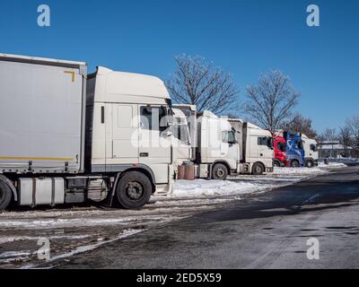 Lastwagen auf einem Rastplatz im Winter auf einem Deutschen autobahn Stockfoto