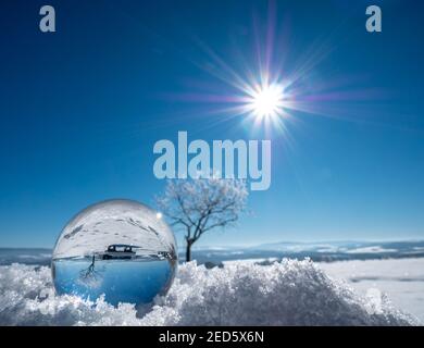 Romantische Winterlandschaft in einer Glaskugel Stockfoto