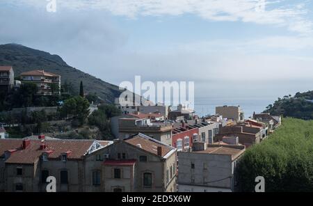 Die kleine Stadt Portbou an der Mittelmeerküste im Nordosten Spaniens in Katalonien. Stockfoto