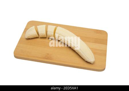 Geschnittene Bananen auf einer Schneideplatte, stufenweises serielles Schneiden Stockfoto