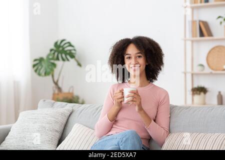 Entspannen Sie sich nach der Arbeit oder während der Arbeit zu Hause Covid-19-Sperre Stockfoto