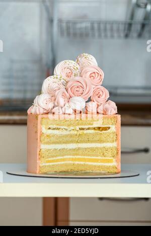 Autoren Kuchen aus Biskuitkuchen mit Vanille und Fruchtfüllung. Einrichtung mit Bagué-Kuchen. Stockfoto