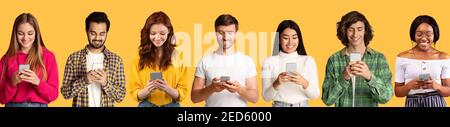 Multirassische Studenten mit Mobiltelefonen, süchtig nach sozialen Medien, übertrieben Technologien für Studien oder Unterhaltung Stockfoto