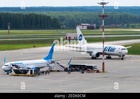 2. Juli 2019, Moskau, Russland. Passagiere steigen an Bord einer Boeing 737 von Pobeda Airlines auf dem internationalen Flughafen Vnukovo. Stockfoto