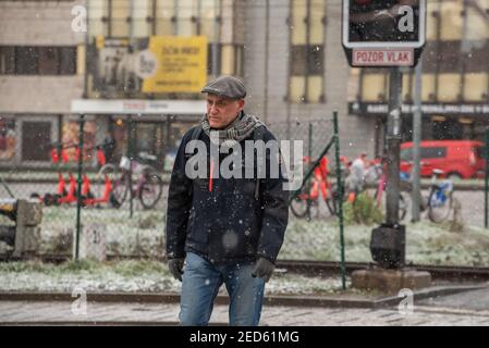 Prag, Tschechische Republik. 02-13-2021. Ein Mann läuft allein in der Innenstadt von Prag während eines kalten Wintertages. Stockfoto