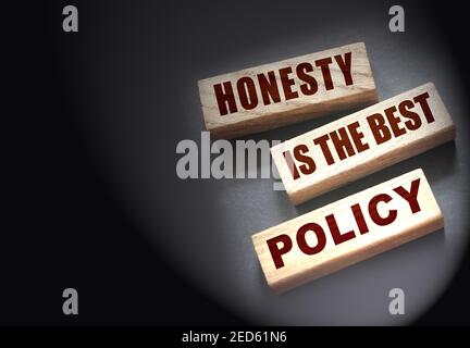 Ehrlichkeit ist die beste Politik Worte in Holzblöcken geschrieben. Vertrauenswürdig, Wahrheit, Überzeugungen und Vereinbarung Geschäftskonzept. Stockfoto