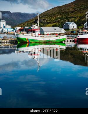 Fischerboote im Hafen von Seydisfjordur, Seyðisfjörður, Island, Skandinavien, Europa Stockfoto