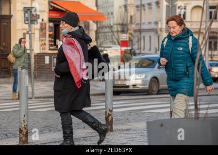 Prag, Tschechische Republik. 02-13-2021. Zwei Frauen gehen an einem kalten Wintertag im Stadtzentrum von Prag spazieren. Stockfoto