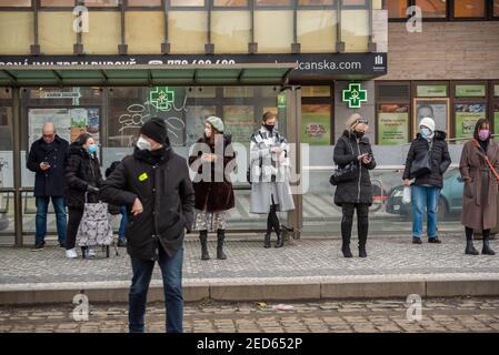 Prag, Tschechische Republik. 02-13-2021. Während eines kalten Wintertages warten die Menschen darauf, dass ihre Straßenbahn im Stadtzentrum von Prag ankommt. Stockfoto