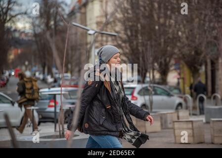 Prag, Tschechische Republik. 02-13-2021. Die junge Frau läuft an einem kalten Wintertag im Stadtzentrum von Prag. Stockfoto