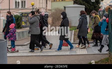 Prag, Tschechische Republik. 02-13-2021. Gruppe von Menschen ist zu Fuß in der Innenstadt von Prag während eines kalten Wintertages. Stockfoto