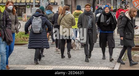 Prag, Tschechische Republik. 02-13-2021. Junge Afro-Nachfahre junger eleganter Mann zu Fuß mit einer weißen Frau und lächeln in der Innenstadt von Prag während Stockfoto