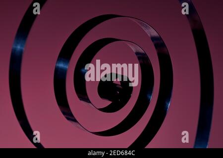 Selektiver Fokus Foto von Eisen Spirale auf einem rosa Hintergrund Stockfoto