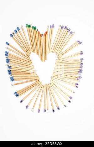 Herzform aus Streichhölzer mit Gesichtern auf dem gemalt Köpfe Stockfoto