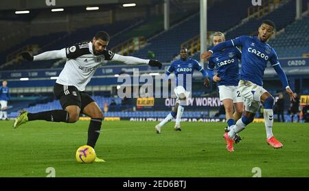 Fulhams Ruben Loftus-Cheek (links) und Evertons Mason Holgate in Aktion während des Premier League-Spiels im Goodison Park, Liverpool. Bilddatum: Sonntag, 14. Februar 2021. Stockfoto