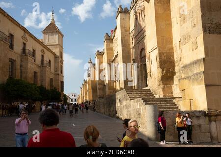 Touristen außerhalb der Mezquita, Cordoba, Spanien Stockfoto