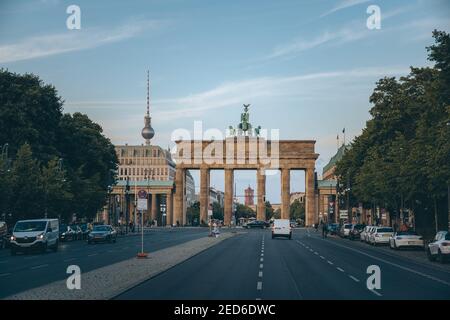 BERLIN, DEUTSCHLAND - 10. Feb 2021: Blick auf die Straße zum Brandenburger Tor in Berlin mit fernsehturm und Rathaus im Hintergrund. Stockfoto