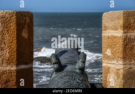 Alte Kanone, die auf das Meer zielt Stockfoto