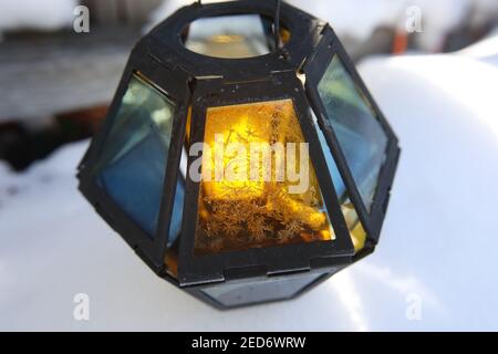 Schneemuster auf farbigen Gläsern einer Taschenlampe auf einem Frostiger Tag Stockfoto
