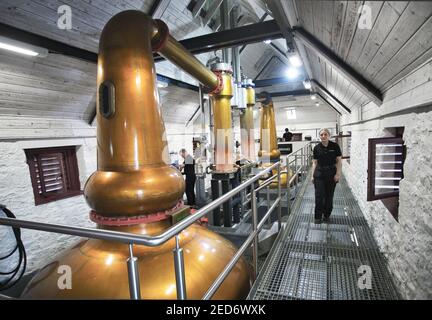 Vereinigtes Königreich, Schottland, Highlands, Hebriden, Isle of Skye, Teangue, Torabhaig Whisky Distillery, Waschdestillation in Pot Stills Kupfer-Alambics Stockfoto