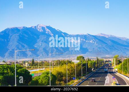 Blick auf die Europastraße E 75 am Olymp-Teil vorbei Des internationalen E-Road-Netzes, Hauptstraßen von Norwegen bis zum Insel Kreta, Griechenland Stockfoto