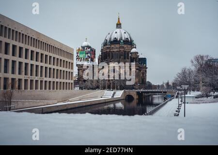 BERLIN, DEUTSCHLAND - 10. Feb 2021: Schneebedeckter Berliner Dom mit Königsschloss oder Stadtpalast und Humboldt Forum an einem Wintertag. Stockfoto