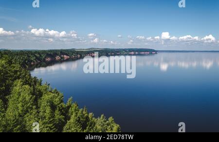 Friedliche Landschaft von blauen See mit Wolken, bewaldete Küste Stockfoto