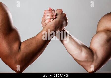 Handringen, konkurrieren. Hände oder Arme des Menschen. Muskulöse Hand. Armdrücken. Zwei Männer Armringen. Rivalität, Nahaufnahme des männlichen Armstringens Stockfoto