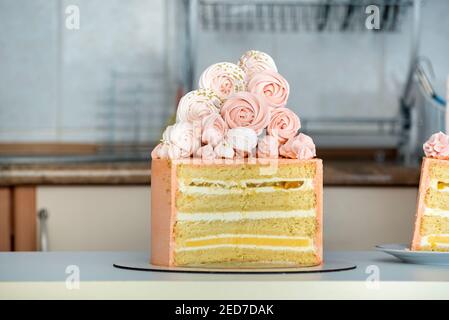 Autoren Kuchen aus Biskuitkuchen mit Vanille und Fruchtfüllung. Einrichtung mit Marshmallow-Kuchen. Stockfoto