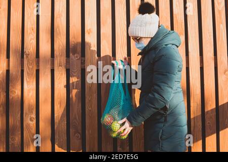 Viel einfacher einkaufen mit durchsehtem Netzbeutel Stockfoto