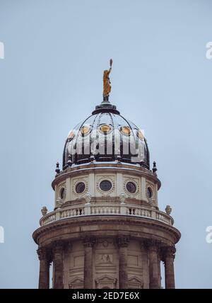 Schneebedecktes Dach der Neuen Kirche auch Deutscher Dom oder Deutsche Kathedrale und Französische Kathedrale am Gendarmenmarkt in den frühen Morgenstunden. Stockfoto