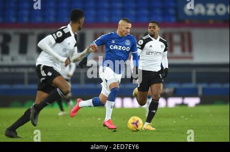 Everton's Richarlison (Mitte) im Einsatz mit Fulham's Ivan Cavaleiro (rechts) während des Premier League Spiels im Goodison Park, Liverpool. Bilddatum: Sonntag, 14. Februar 2021. Stockfoto