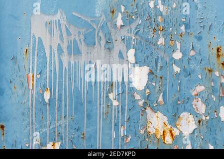 Rostig lackierte Metalloberfläche mit Abplatzen und knackenden blauen und weißen Lack. Farbe und Rostflecken. Abstrakte Textur Stockfoto