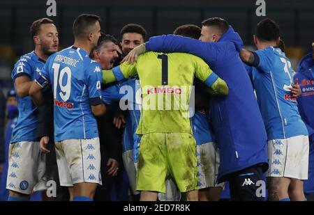 2/13/2021 - Napoli's Spieler feiern mit Napoli italienischen Trainer Gennaro Gattuso (3rd L) am Ende der Serie A Fußballspiel SSC Napoli gegen FC Juventus. Napoli gewann 1-0. (Foto von IPA/Sipa USA) Stockfoto